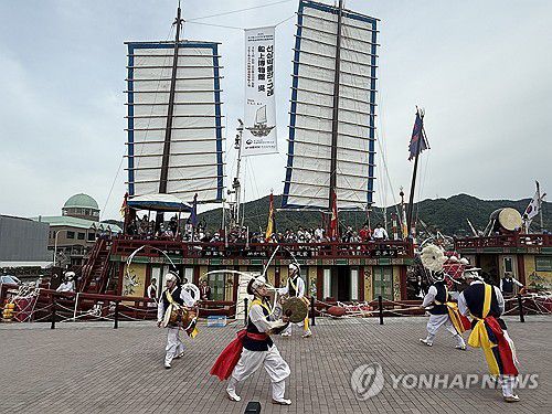 조선통신사선 재현선 입항식(서울=연합뉴스) 5일 일본 히로시마현의 항구 도시 구레(吳)에서 조선통신사선 재현선을 환영하는 입항행사가 열리고 있다.     국립해양유산연구소는 과거 조선통신사가 오가던 뱃길을 재현해 올해 오사카까지 항해할 예정이다. 2025.5.5 [국립해양유산연구소 제공. 재판매 및 DB 금지] photo@yna.co.kr