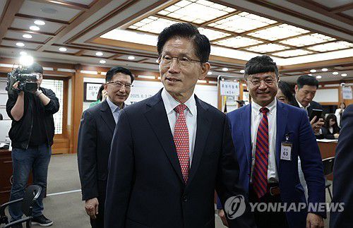 후보 등록한 국민의힘 김문수 대선 후보(과천=연합뉴스) 박동주 기자 = 국민의힘 김문수 대선 후보가 11일 경기도 과천 중앙선거관리위원회에서 제21대 대통령선거 후보 등록 후 밖으로 나서고 있다. 2025.5.11 [공동취재] pdj6635@yna.co.kr