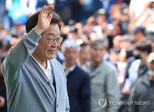 해남 지지자들에게 인사하는 이재명 후보(해남=연합뉴스) 김도훈 기자 = 남도문화벨트 골목골목 경청투어에 나선 더불어민주당 이재명 대선 후보가 11일 전남 해남군 해남읍 군민광장을 방문해 연설에 앞서 지지자들에게 인사를 하고 있다. 2025.5.11 superdoo82@yna.co.kr