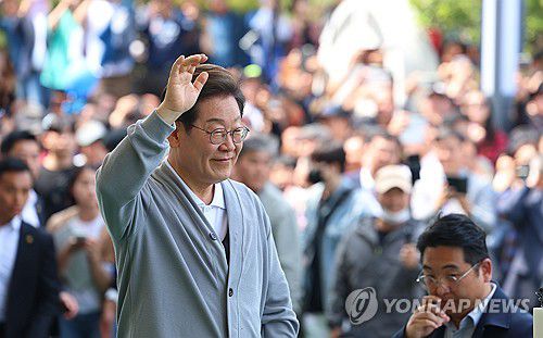 해남 지지자들에게 인사하는 이재명 후보(해남=연합뉴스) 김도훈 기자 = 남도문화벨트 골목골목 경청투어에 나선 더불어민주당 이재명 대선 후보가 11일 전남 해남군 해남읍 군민광장을 방문해 연설에 앞서 지지자들에게 인사를 하고 있다. 2025.5.11 superdoo82@yna.co.kr