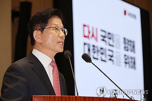 국민의힘 의원총회서 발언하는 김문수 대선 후보(서울=연합뉴스) 박동주 기자 = 국민의힘 김문수 대선 후보가 11일 서울 여의도 국회에서 열린 의원총회에서 발언하고 있다. 2025.5.11 pdj6635@yna.co.kr
