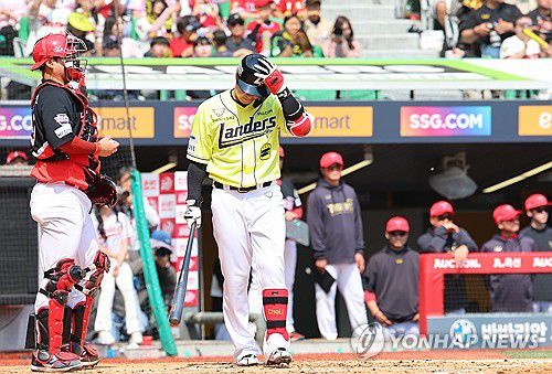 삼진이 아쉬운 최정(인천=연합뉴스) 임순석 기자 = 11일 인천 SSG랜더스필드에서 열린 프로야구 2025 신한 SOL 뱅크 KBO리그 KIA 타이거즈와 SSG 랜더스의 더블헤더 1차전. 3회 말 무사 2루에서 SSG 최정이 삼진 아웃당한 뒤 아쉬워하며 더그아웃으로 향하고 있다. 2025.5.11 soonseok02@yna.co.kr