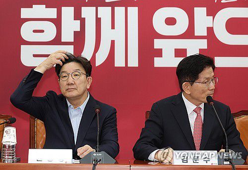 나란히 앉은 김문수와 권성동(서울=연합뉴스) 박동주 기자 = 국민의힘 김문수 대선 후보와 권성동 원내대표가 11일 서울 여의도 국회에서 열린 중앙선거대책위원회 회의에 참석해 있다. 2025.5.11 pdj6635@yna.co.kr