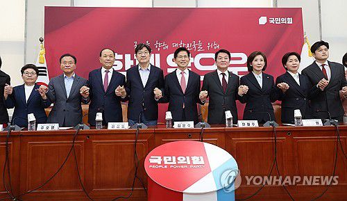손잡은 국민의힘(서울=연합뉴스) 박동주 기자 = 국민의힘 김문수 대선 후보가 11일 서울 여의도 국회에서 열린 중앙선거대책위원회 회의에서 권성동 원내대표 등과 기념촬영하고 있다. 2025.5.11 pdj6635@yna.co.kr