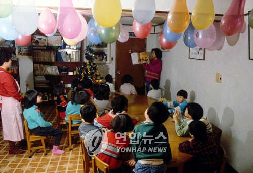 "우리는 어디로 가나요"1989년 1월 해외로 입양 가기 전 서울 마포구 합정동의 홀트 임시 보호소에서 대기 중인 아이들  [연합뉴스 사진]