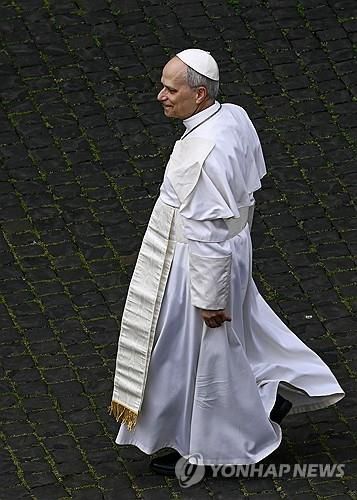 레오 14세 교황(바티칸시티 AFP=연합뉴스) 2025년 5월 11일 삼종기도 전에 흰색 복장을 차려입고 검은 단화를 신고 바티칸에서 걷고 있는 교황 레오 14세. (Photo by Filippo MONTEFORTE / AFP) 2025.5.12.