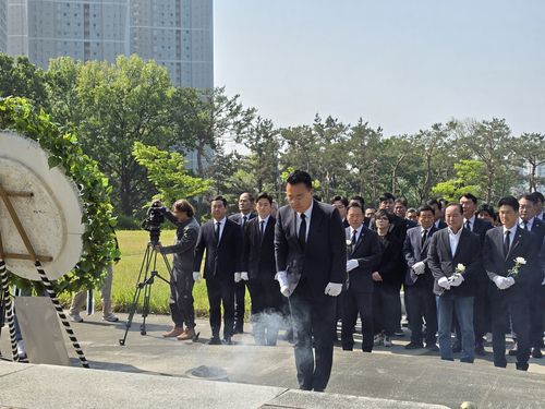 충혼탑 참배하는 국민의힘 충북도당 선대위[국힘 충북도당 제공. 재판매 및 DB 금지]