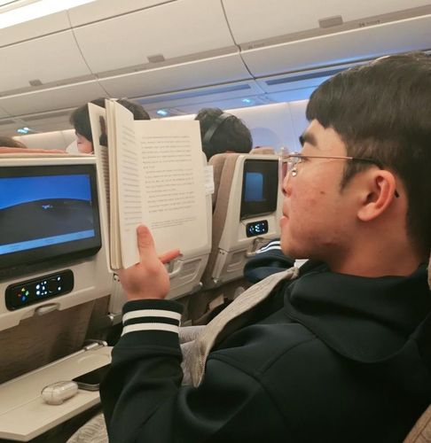 스프링캠프로 떠나는 비행기에서 독서하는 문현빈[한화 이글스 제공. 재배포 및 DB 금지]