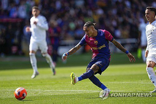 4-2 만드는 골 터뜨리는 바르셀로나의 하피냐[EPA=연합뉴스]