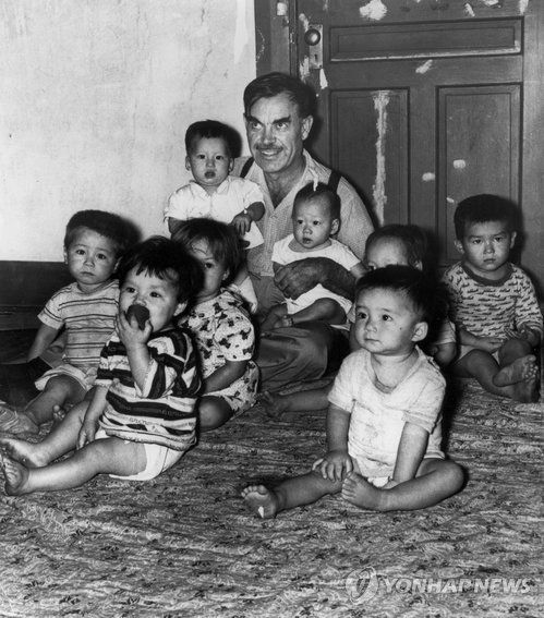 1955년 당시 홀드아동복지회 설립자인 해리 홀트 씨와 양자들[국가기록원 자료]