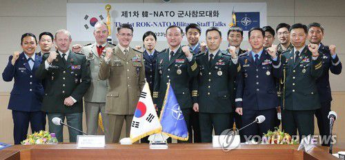 합동참모본부, 제1차 한-NATO 군사참모대화 개최(서울=연합뉴스) 합동참모본부가 지난 13일부터 14일까지 제1차 한-NATO 군사참모대화를 개최했다고 14일 밝혔다. 사진은 김수광 합참 전략기획부장(육군 소장)과 프란체스코 디엘라 NATO 협력안보부장(이탈리아 육군 중장) 등 참석자들이 기념 촬영하는 모습. 2023.2.14 [합동참모본부 제공. 재판매 및 DB 금지] photo@yna.co.kr