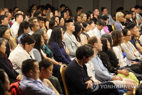 한자리에 모인 세계 한인 입양인2023년 7월11일 서울 코엑스에서 열린 세계한인입양인협회(IKAA) 주최 세계한인입양인대회에서 참석자들이 발표를 듣고 있다.  [연합뉴스 사진]