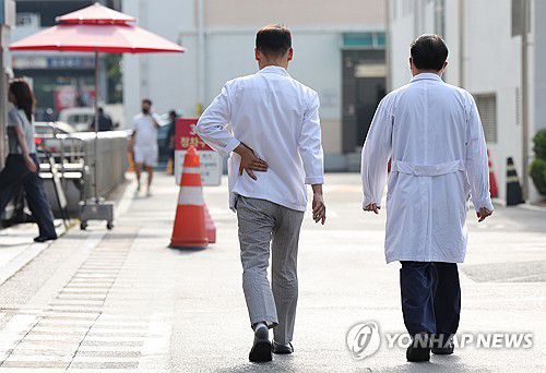 모두가 지치는 의정갈등 장기화(대구=연합뉴스) 윤관식 기자 = 의대 증원을 놓고 의정갈등이 장기화하는 가운데 2일 대구 중구 경북대학교병원에서 의료관계자들이 이동하고 있다. 2024.9.2 psik@yna.co.kr