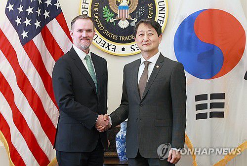 안덕근 산업부 장관, 미국무역대표부 대표 면담(서울=연합뉴스) 안덕근 산업통상자원부 장관이 지난 3월 28일(현지시간) 미국 워싱턴DC 미국무역대표부(USTR) 회의실에서 제이미슨 그리어 USTR 대표와 기념 촬영하고 있다. 2025.3.1 [산업통상자원부 제공. 재판매 및 DB 금지] photo@yna.co.kr