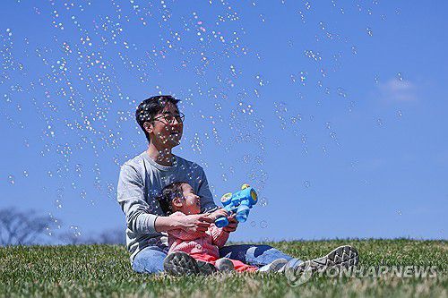 파란 하늘과 비눗방울[연합뉴스 자료사진]