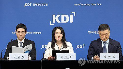 KDI,'잠재성장률 전망과 정책적 시사점' 브리핑(세종=연합뉴스) 배재만 기자 = 한국개발연구원(KDI) 김지연 전망총괄(가운데)이 8일 정부세종청사에서 KDI 현안분석 '잠재성장률 전망과 정책적 시사점'을 설명하고 있다. 왼쪽은 김준형 동향총괄, 오른쪽은 정규철 경제전망실장. 2025.5.8 scoop@yna.co.kr