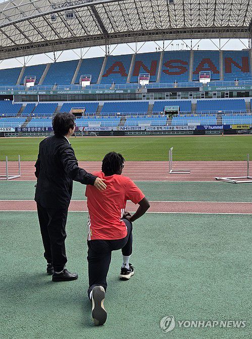 몸 푸는 육상 기대주 비웨사(서울=연합뉴스) 정주원 기자 = 육상 100ｍ 기대주 비웨사 다니엘 가사마(안산시청)가 이영숙 국민체육진흥공단 이사(왼쪽)와 지난 7일 경기 안산와스타디움에서 몸을 풀고 있다. 2025.5.11 jwc@yna.co.kr