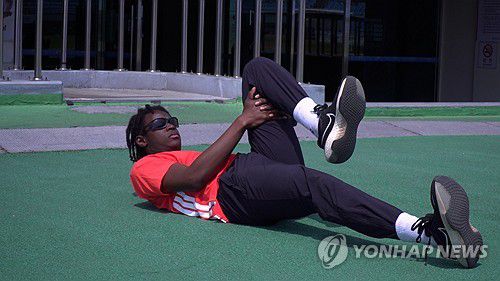 인터뷰하는 육상 기대주 비웨사(서울=연합뉴스) 박소라 기자 = 육상 100ｍ 기대주 비웨사 다니엘 가사마(안산시청)가 지난 7일 경기 안산와스타디움에서 연합뉴스와 인터뷰에서 포즈를 취하고 있다. 2025.5.11 e1501s@yna.co.kr