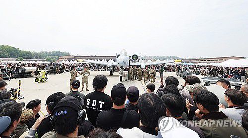 퇴역 앞둔 A-10에 쏠린 관심(평택=연합뉴스) 홍기원 기자 = 11일 경기도 평택시 주한미공군 오산기지에서 열린 '오산 에어 파워 데이 2025'를 찾은 시민들이 A-10 공격기 무기장착시범을 관람하고 있다. 2025.5.11 xanadu@yna.co.kr