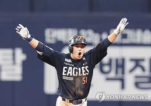 문현빈 '1점 추가!'(서울=연합뉴스) 임화영 기자 = 11일 서울 고척스카이돔에서 열린 프로야구 한화 이글스와 키움 히어로즈의 경기.     9회초 1사 2루 한화 문현빈이 1타점 적시타를 친 뒤 기뻐하고 있다. 2025.5.11 hwayoung7@yna.co.kr