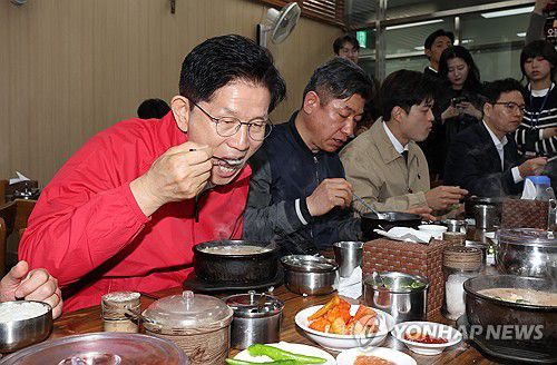 순대국밥 먹는 김문수 후보(서울=연합뉴스) 서명곤 기자 = 제21대 대통령 선거 공식 선거운동 첫날인 12일 국민의힘 김문수 대선 후보가 서울 송파구 가락시장을 찾아 상인들과 순대국밥을 먹고 있다. 2025.5.12     seephoto@yna.oc.kr