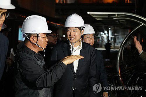 선거운동 첫날, 여수석유화학단지 방문한 이준석 후보(서울=연합뉴스) 제21대 대통령 선거 공식 선거운동 첫날인 12일 새벽 개혁신당 이준석 대선 후보가 전남 여수시 금호피앤비화학 여수2공장을 방문해 현장을 둘러보고 있다. 2025.5.12 [개혁신당 제공. 재판매 및 DB금지] photo@yna.co.kr