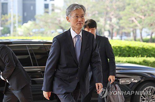 대법원 출근하는 조희대 대법원장(서울=연합뉴스) 김성민 기자 = 조희대 대법원장이 12일 서울 서초구 대법원으로 출근하고 있다. 2025.5.12 ksm7976@yna.co.kr