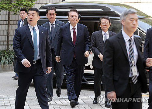 3차 공판 출석하는 윤 전 대통령(서울=연합뉴스) 윤석열 전 대통령이 12일 서울 서초구 중앙지방법원에서 열린 내란 우두머리 혐의, 직권남용 권리행사방해 혐의 사건 3차 공판에 출석하고 있다. 2025.5.12 [사진공동취재단] photo@yna.co.kr