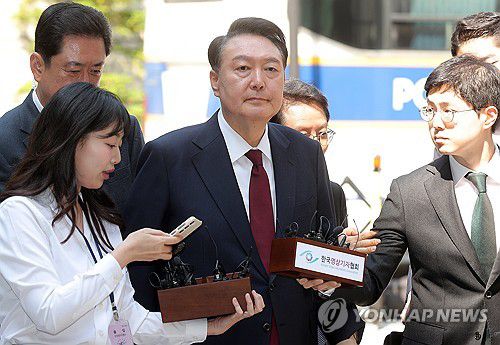 3차 공판 출석하는 윤 전 대통령(서울=연합뉴스) 윤석열 전 대통령이 12일 서울 서초구 중앙지방법원에서 열린 내란 우두머리 혐의, 직권남용 권리행사방해 혐의 사건 3차 공판에 출석하고 있다. 2025.5.12 [사진공동취재단] photo@yna.co.kr
