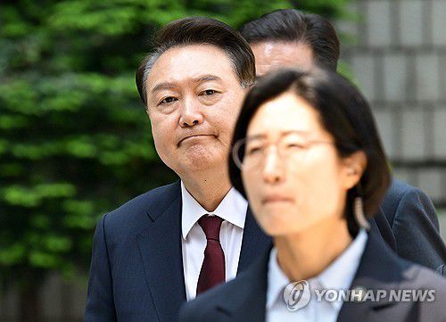 법정 향하는 윤석열 전 대통령(서울=연합뉴스) 윤석열 전 대통령이 12일 서울 서초구 중앙지방법원에서 열린 내란 우두머리 혐의, 직권남용 권리행사방해 혐의 사건 3차 공판에 출석하고 있다. 2025.5.12 [사진공동취재단] photo@yna.co.kr