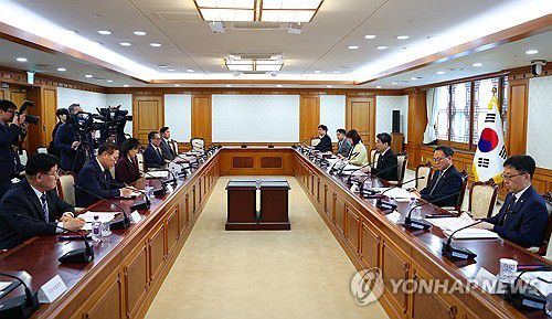 공명선거 관계장관회의(서울=연합뉴스) 한상균 기자 = 이주호 대통령 권한대행 부총리 겸 교육부 장관이 12일 정부서울청사에서 제21대 대통령 선거 대비 공명선거 관계장관회의를 하고 있다. 2025.5.12 [대통령실통신사진기자단] xyz@yna.co.kr