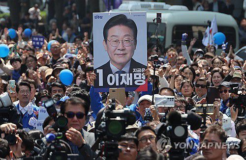 이재명 후보 연설 듣는 지지자들(서울=연합뉴스) 김주성 기자 = 6·3 대통령선거 공식 선거운동 첫날인 12일 서울 광화문 청계광장에서 열린 더불어민주당 이재명 대선 후보의 출정식 및 첫 유세에서 유권자들이 후보 연설을 듣고 있다. 2025.5.12 utzza@yna.co.kr