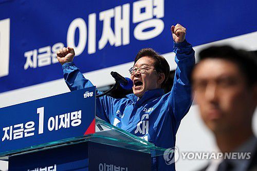 광화문에서 첫 유세 시작한 이재명 후보(서울=연합뉴스) 김주성 기자 = 더불어민주당 이재명 대선 후보가 6·3 대통령선거 공식 선거운동 첫날인 12일 서울 광화문 청계광장에서 열린 중앙선대위 출정식 및 첫 유세에서 시민들에게 지지를 호소하고 있다. 2025.5.12 [공동취재] utzza@yna.co.kr