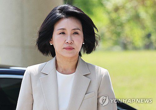 항소심 선고공판 출석하는 김혜경 씨(수원=연합뉴스) 홍기원 기자 = 공직선거법 위반 혐의로 기소돼 1심에서 벌금형을 선고받은 더불어민주당 이재명 대선후보 배우자 김혜경 씨가 12일 경기도 수원시 영통구 수원고등법원에서 열린 항소심 선고공판에 출석하고 있다. 2025.5.12 xanadu@yna.co.kr