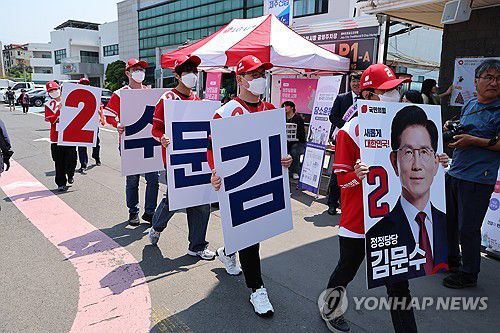 제주민속오일시장서 국민의힘 첫 유세(제주=연합뉴스) 박지호 기자 = 6·3 대통령선거 공식 선거운동 첫날인 12일 오후 제주시 민속오일시장에서 국민의힘 제주선대위 관계자들이 김문수 후보 지지를 호소하고 있다. 2025.5.12 jihopark@yna.co.kr