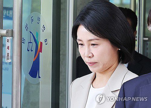 항소심 선고공판 마치고 나오는 김혜경 씨(수원=연합뉴스) 홍기원 기자 = 공직선거법 위반 혐의로 기소돼 1심에서 벌금형을 선고받은 더불어민주당 이재명 대선후보 배우자 김혜경 씨가 12일 경기도 수원시 영통구 수원고등법원에서 열린 항소심 선고공판을 마치고 나오고 있다. 2025.5.12 xanadu@yna.co.kr