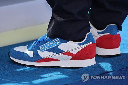 운동화에 붙은 "지금은 이재명"(서울=연합뉴스) 김주성 기자 = 더불어민주당 이재명 대선 후보가 6·3 대통령선거 공식 선거운동 첫날인 12일 서울 광화문 청계광장에서 열린 중앙선대위 출정식 및 첫 유세에서 "지금은 이재명"이라는 문구가 붙은 운동화를 신고 있다. 2025.5.12 utzza@yna.co.kr
