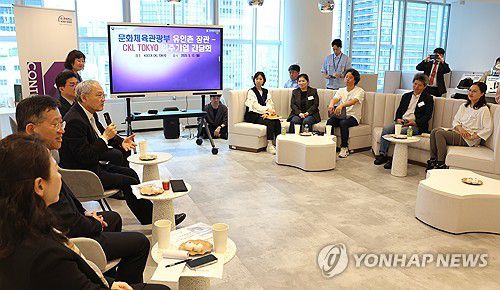 콘텐츠코리아랩 도쿄 입주기업 간담회(서울=연합뉴스) 유인촌 문화체육관광부 장관이 12일 일본 도쿄 콘텐츠코리아랩(CKL) 도쿄를 방문해 입주기업 관계자들과 간담회를 하고 있다. 2025.5.12 [문화체육관광부 제공. 재판매 및 DB 금지] photo@yna.co.kr