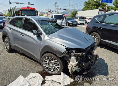 울산서 버스가 SUV 들이받아 19명 중경상(울산=연합뉴스) 12일 오후 2시 33분께 울산 북구 호계동 상안교사거리 인근에서 통근버스가 소형 스포츠유틸리티차(SUV)와 부딪혀 19명이 중경상을 입었다. 사진은 사고가 난 소형 스포츠유틸리티차(SUV). 2025.5.12 [울산경찰청 제공. 재판매 및 DB 금지] jjang23@yna.co.kr