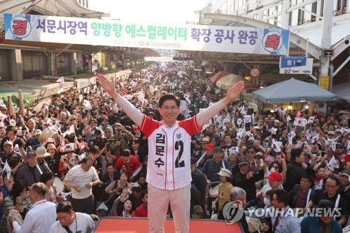 서문시장서 유세하는 김문수 후보(대구=연합뉴스) 박동주 기자 = 국민의힘 김문수 대선 후보가 12일 대구 서문시장에서 지지를 호소하고 있다. 2025.5.12 [공동취재] pdj6635@yna.co.kr