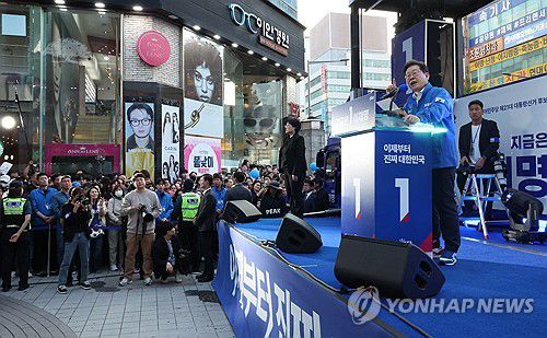 대전 찾은 이재명 후보(대전=연합뉴스) 김주성 기자 = 더불어민주당 이재명 대선 후보가 12일 대전광역시 으느정거리 스카이로드에서 유세하고 있다. 2025.5.12 [공동취재] utzza@yna.co.kr