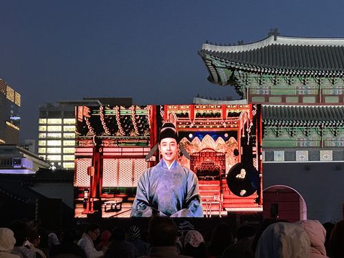 '궁중문화축전' 개막제의 특별한 MC     (서울=연합뉴스) 김예나 기자 = 지난달 25일 서울 종로구 경복궁 흥례문 광장에서 열린 '2025 궁중문화축전 개막제'에서 인공지능(AI)을 활용해 만든 '여민'이 주제 공연을 소개하고 있다. 2025.5.13     yes@yna.co.kr