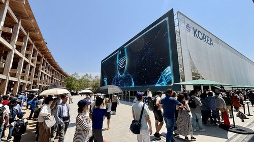 오사카 엑스포, 한국에 쏠린 시선(오사카=연합뉴스) 차대운 기자 = 13일 일본 오사카에서 개최 중인 '2025 오사카 간사이 엑스포' 한국관 앞에관람객들을 줄을 지어 입장을 기다리고 있다. 2025.5.13  cha@yna.co.kr (끝)
