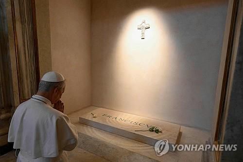 프란치스코 교황 무덤 앞에서 무릎 꿇고 기도하는 레오 14세 교황(로마 AFP=연합뉴스) 레오 14세 교황이 10일(현지시간) 이탈리아 로마 시내 산타 마리아 마조레 대성전에 안장된 프란치스코 교황의 대리석 무덤 앞에서 무릎을 꿇고 기도하고 있다. 2025.05.10 photo@yna.co.kr [바티칸 미디어 제공. 재판매 및 DB 금지]