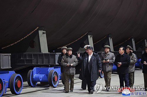 북한 김정은, 함선건조 현장 시찰[조선중앙통신=연합뉴스 자료사진. 국내에서만 사용가능. 재배포 금지. For Use Only in the Republic of Korea. No Redistribution]