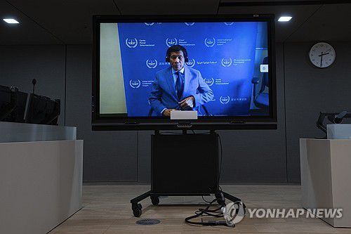 두테르테 필리핀 전 대통령지난 3월 14일(현지시간) 네덜란드 헤이그의 국제형사재판소(ICC) 구치소에 수감된 채 법정에 화상 출석한 로드리고 두테르테 전 필리핀 대통령. 2025.05.13 [AP 연합뉴스 자료사진. 재판매 및 DB 금지]