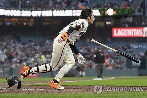 안타를 치고 1루로 뛰는 이정후[AP=연합뉴스]