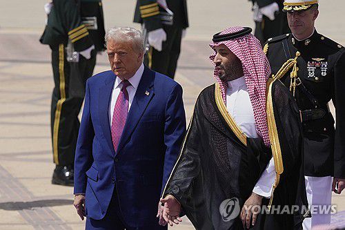 사우디 도착해 무함마드 빈 살만 왕세자(오른쪽) 만난 트럼프 미국 대통령[AP=연합뉴스. 재판매 및 DB 금지]