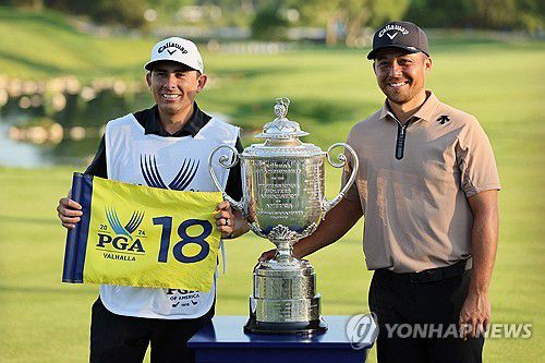 지난해 PGA 챔피언십 우승자 잰더 쇼플리(오른쪽)[게티이미지/AFP=연합뉴스 자료사진]