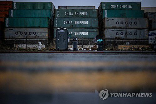 미국 캘리포니아 오클랜드항에 쌓여있는 중국 해운 컨테이너[로이터 연합뉴스 자료사진. 재판매 및 DB 금지]
